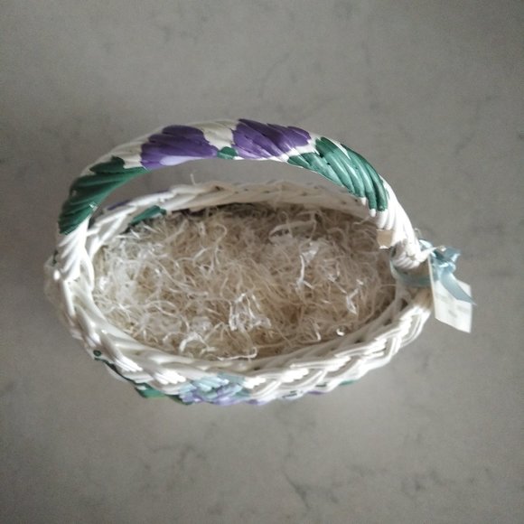 NEW WHITE WICKER BASKET WITH HANDLE AND HAND-PAINED PERIWINKLE & PURPLE FLOWERS - Picture 6 of 8